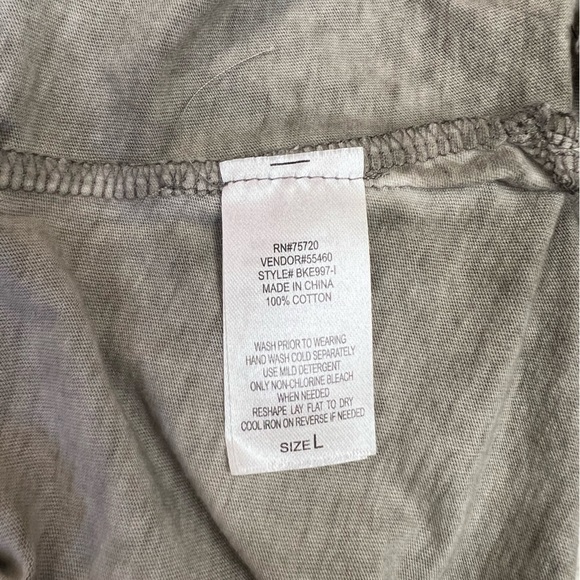 Brand New BKE Raw Edge Minimalist V-neck Tee Women’s Large Washed Capers Taupe - Picture 9 of 9